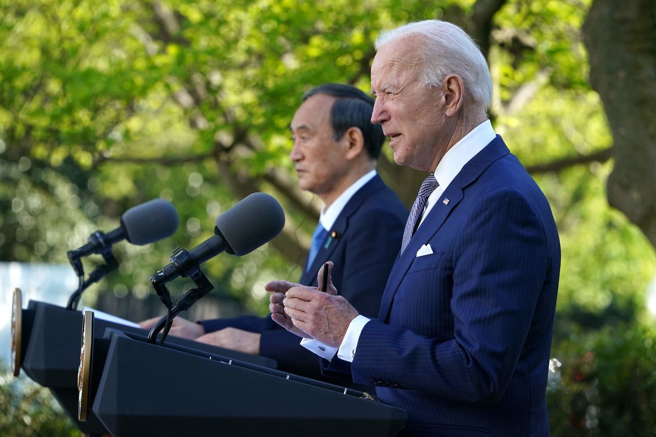 Prime Minister Suga, at left, and President Biden at a press conference after their summit on April 16, 2021. (© AFP/Jiji)