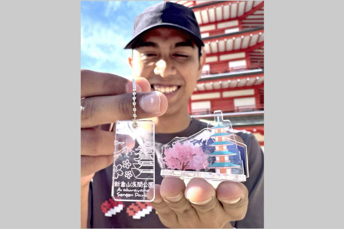 Capsule toys made from recycled materials prove popular with visitors to Mt. Fuji viewing spot