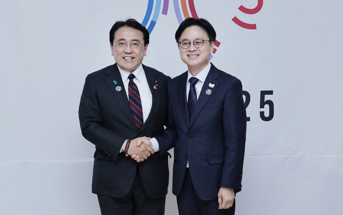 Industry Minister Kim Jung-kwan, right, shaking hands with his Japanese counterpart, Ryosei Akazawa, during the Asia-Pacific Economic Cooperation gathering in the southeastern city of Gyeongju on Oct. 31, 2025. [MINISTRY OF TRADE, INDUSTRY AND RESOURCES]