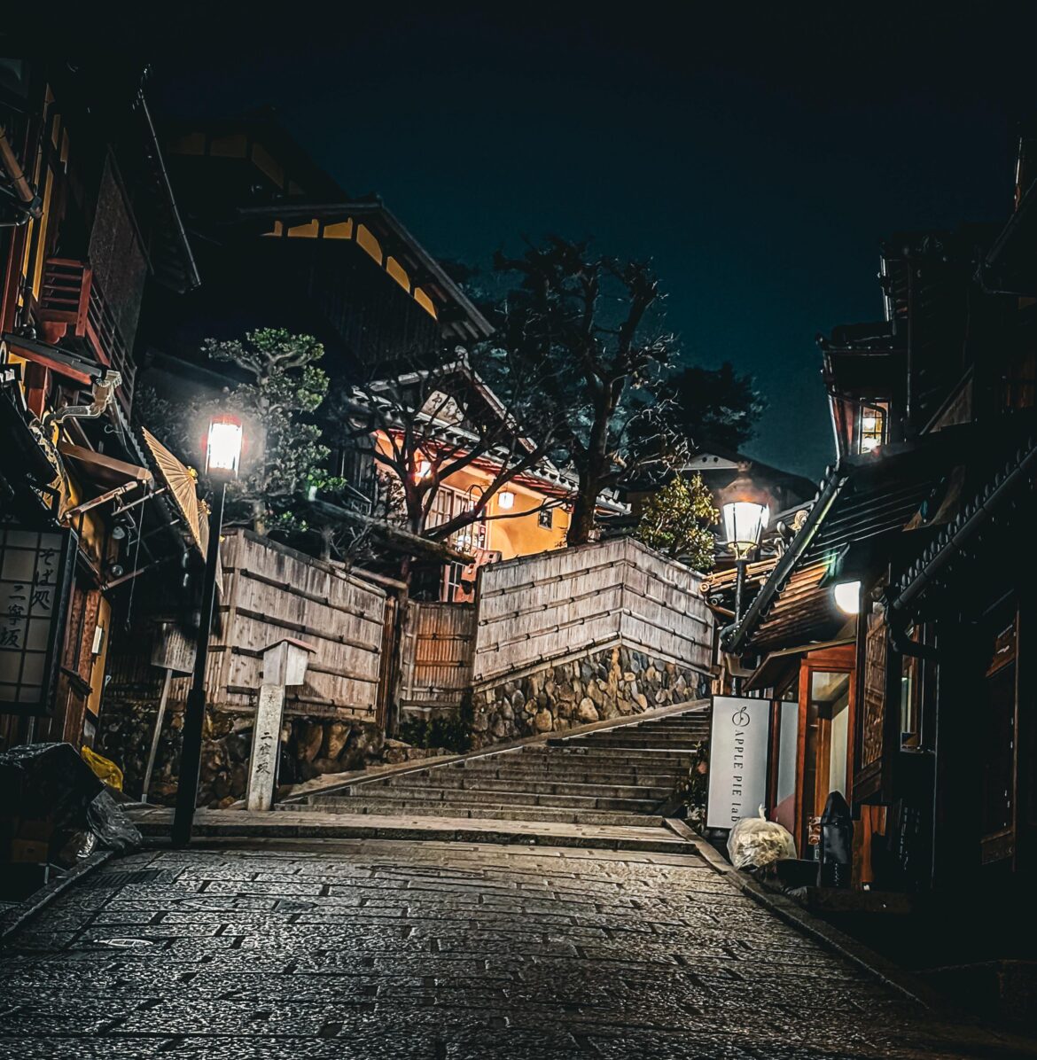Ninenzaka at night