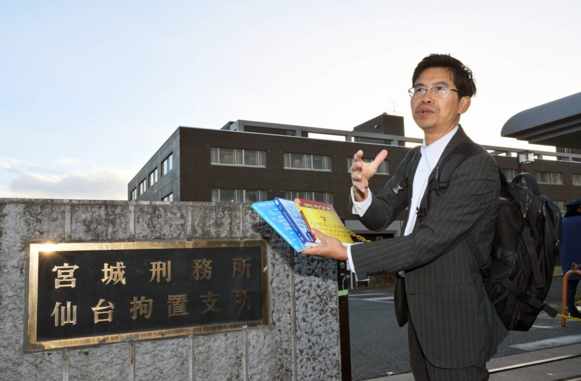 The Vietnamese interpreter who sends his imprisoned countrymen books