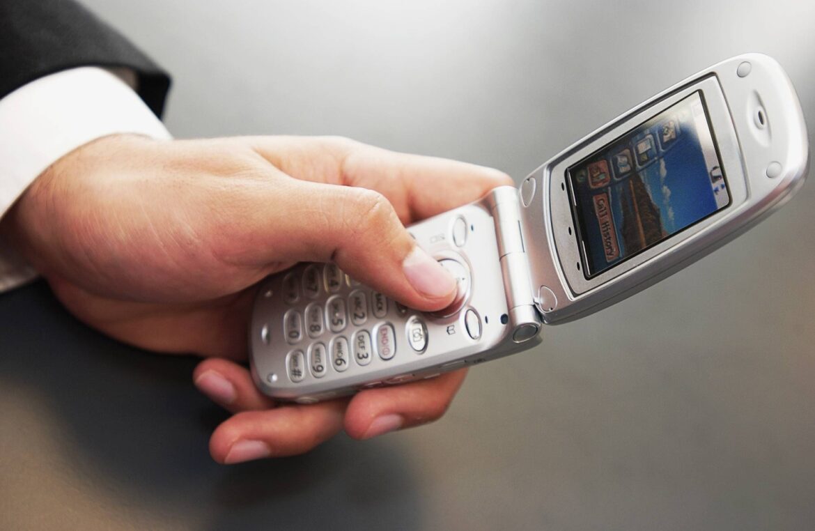 With the end of 3G, Japan's beloved flip phones go dark