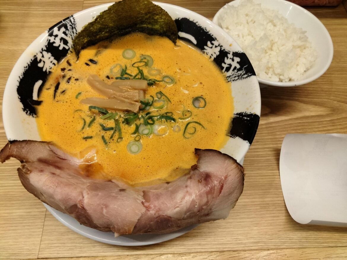 Ippan-ken’s yellow tonkotsu ramen in Japan 🍜 – creamy pork bone soup