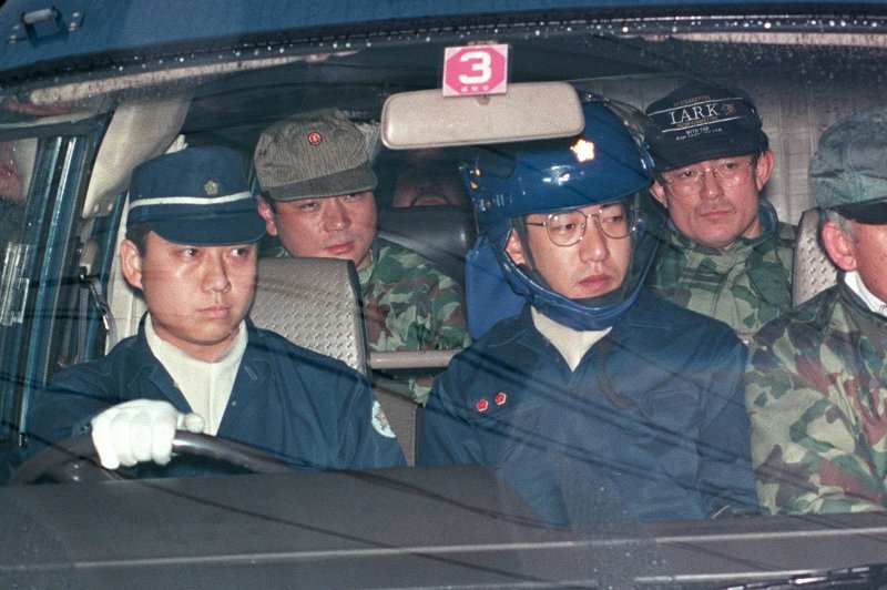 Sarin attack on Tokyo subway kills 14 Yahoo news home