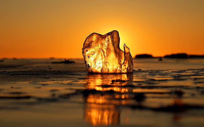 ‘Jewelry ice’ polished by the waves wash up in Hokkaido beach Photo/Illutration