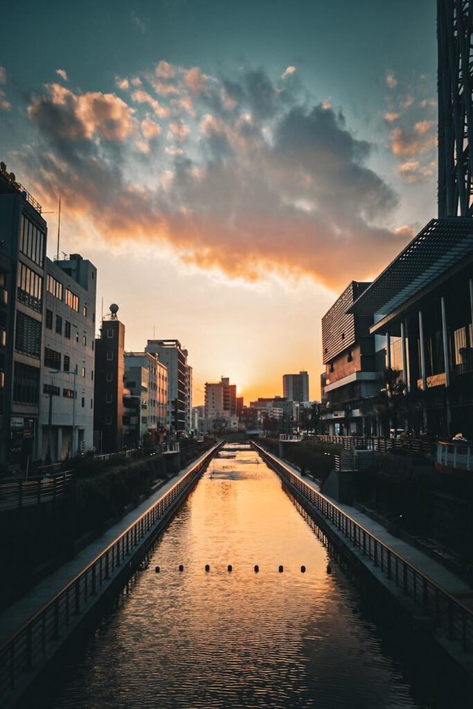 Oshinari Bridge to the left of the Tokyo Skytree at sunset 🇯🇵🇯🇵