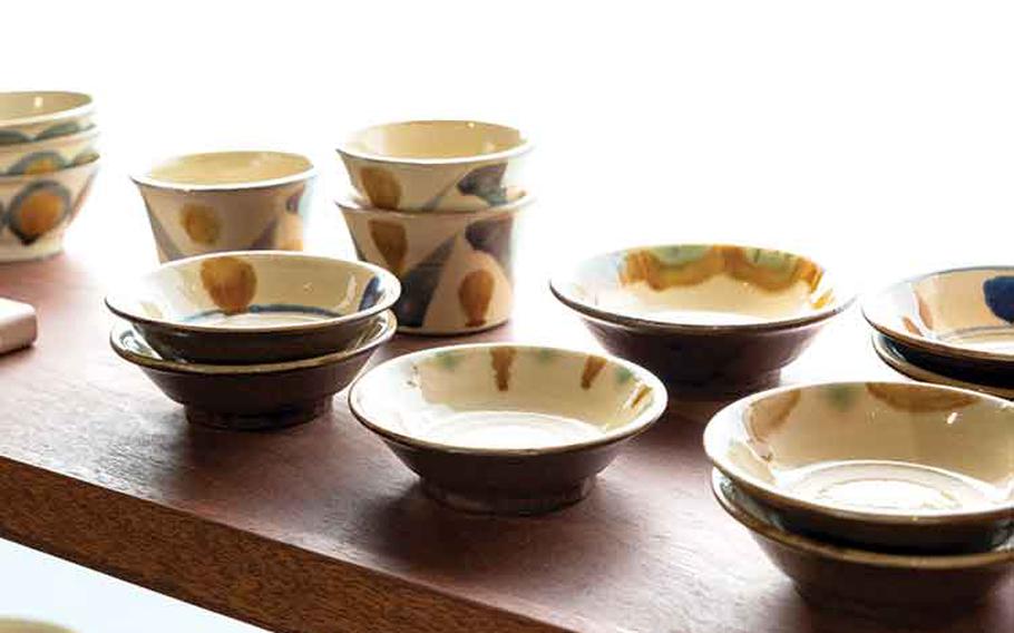 Some potteries are displayed on a shelf.