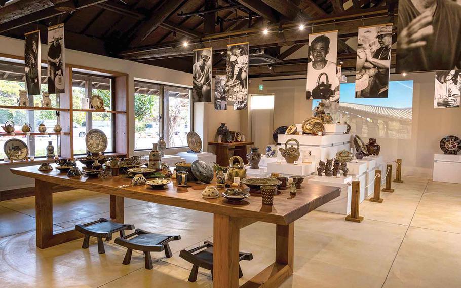 Many potteries are displayed in Yomitan Garden.