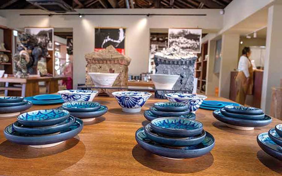 Some potteries are displayed on a shelf.