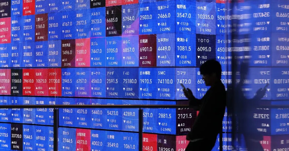 Japan Stocks Fall as Oil Risk Heightens on Escalating Iran War