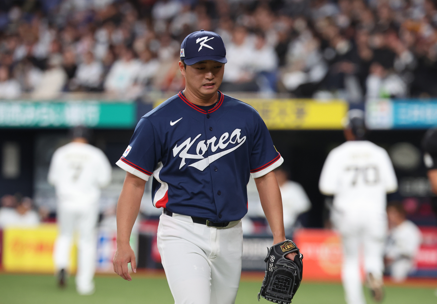 Go Woo-suk of Korea returns to the dugout at Kyocera Dome in Osaka during an exhibition game prior to the World Baseball Classic against the Orix Buffaloes on March 3. [YONHAP]