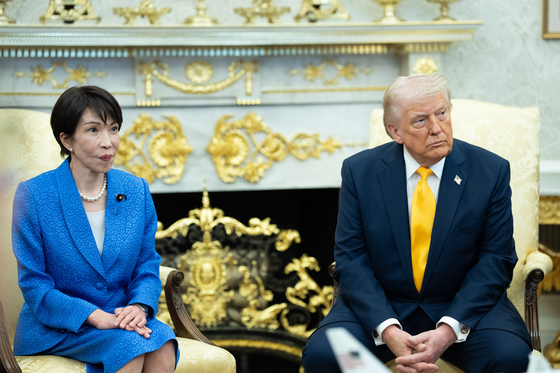 U.S. President Donald Trump, right, meets with Japanese Prime Minster SanaeTakaichi in the Oval Office of the White House in Washington on March 19. [EPA/YONHAP]