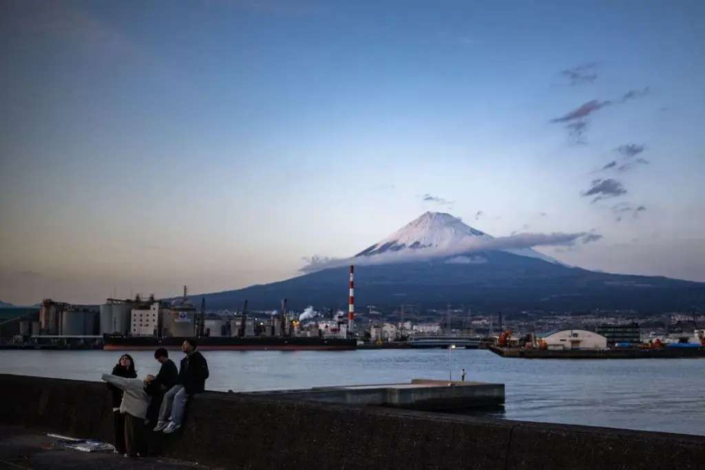 The train connects Mishima and Fujinomiya stations in Shizuoka prefecture.