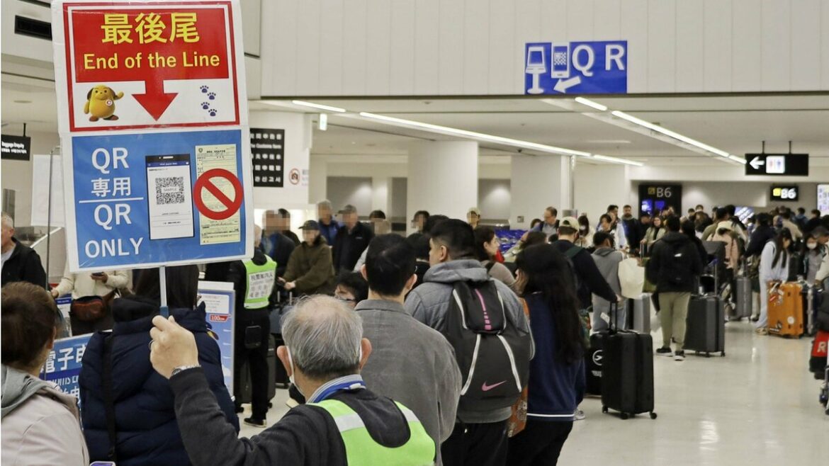 Congestion at Narita airport's electronic customs frustrates travelers