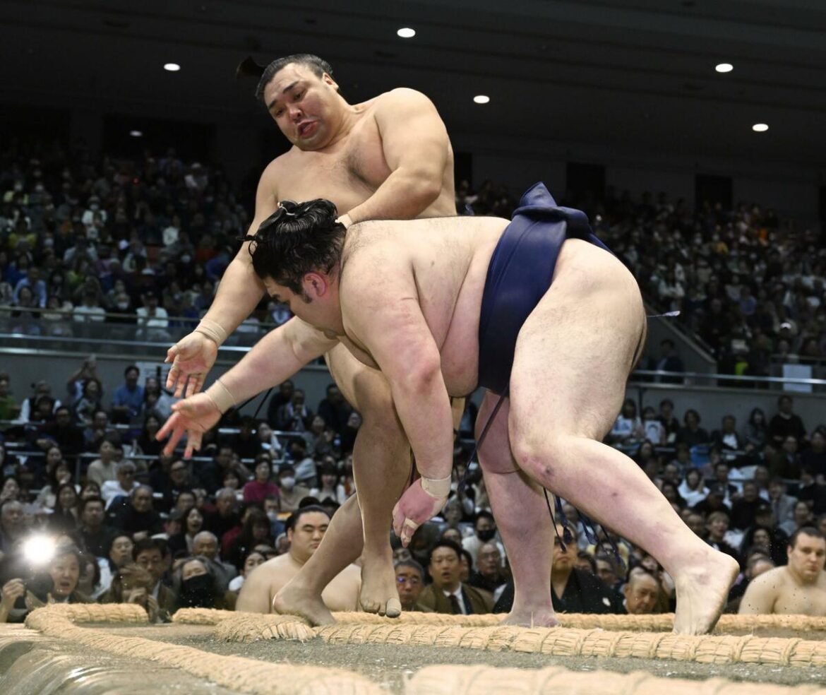 Sekiwake Kirishima beats Gonoyama to take sole Spring lead in Osaka
