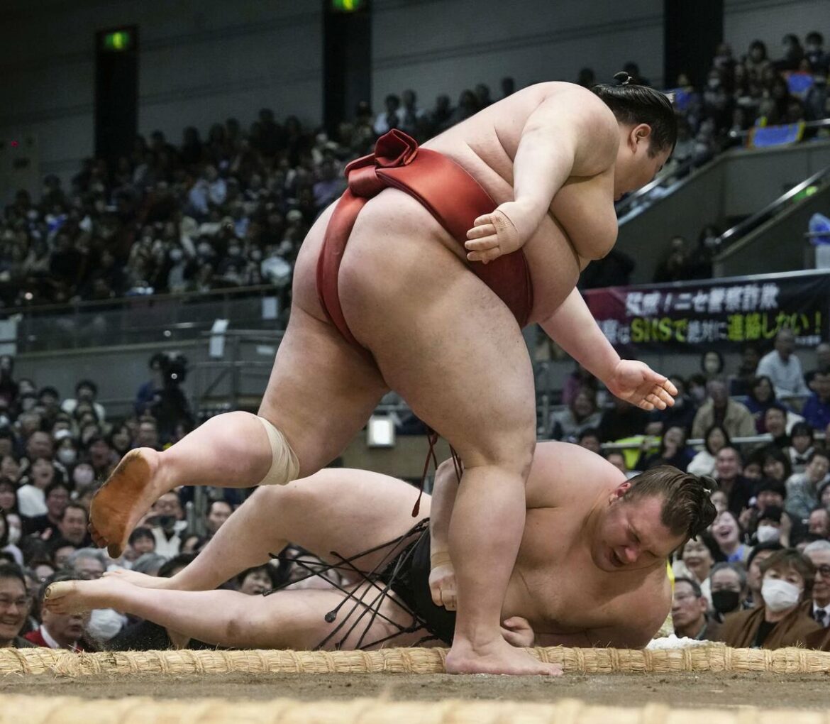 Aonishiki's promotion bid all but over as Hoshoryu stays among leaders
