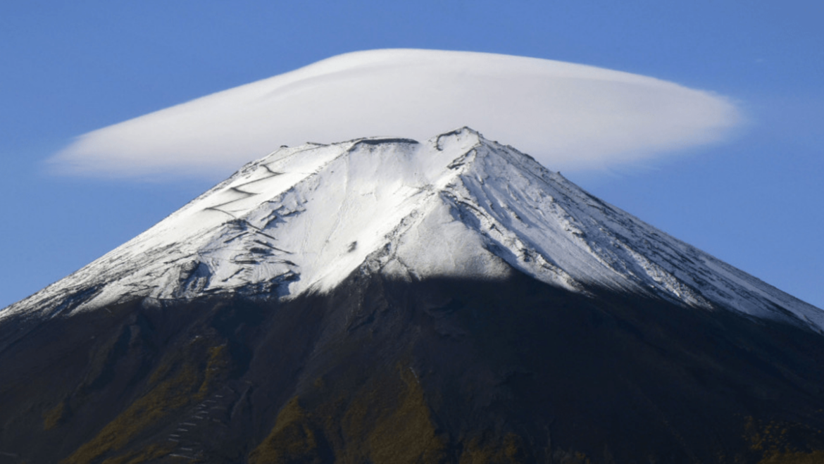 Local gov't mulls charging rescued hikers for Mt. Fuji helicopter use