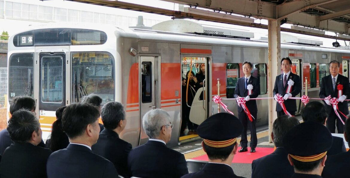 Mt. Fuji viewing train for inbound tourists starts operation