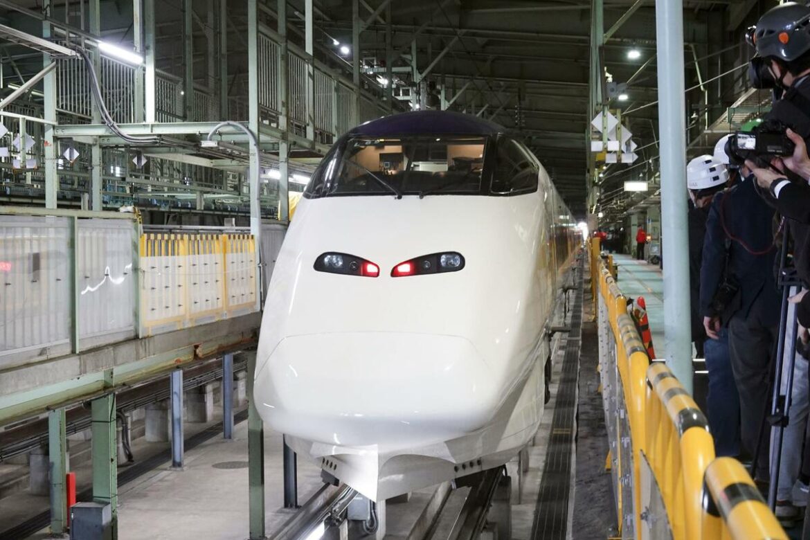JR East begins Japan's first shinkansen freight service
