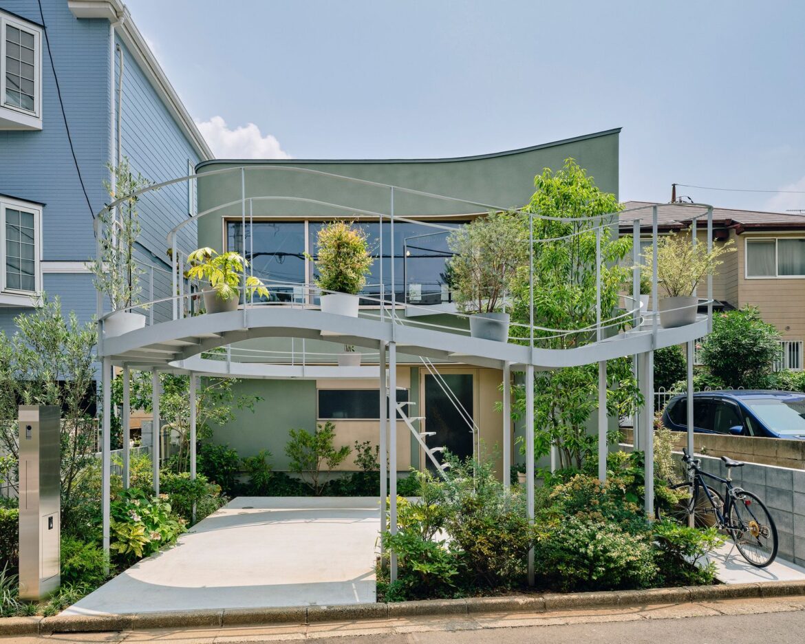A Curvy Catwalk Dotted With Plants Buffers a Tokyo Home From the Street