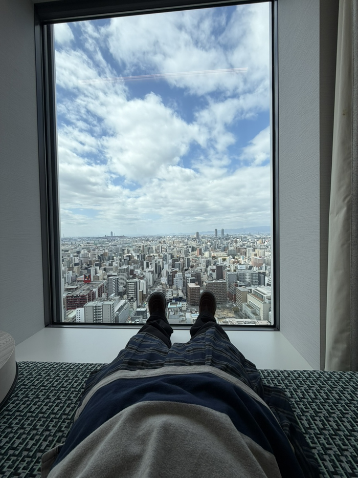 Stretching my legs from the sofa bed, I feel like the Osaka panorama is under my feet. /Photo = Moon Jae-yeon Travel + Reporter