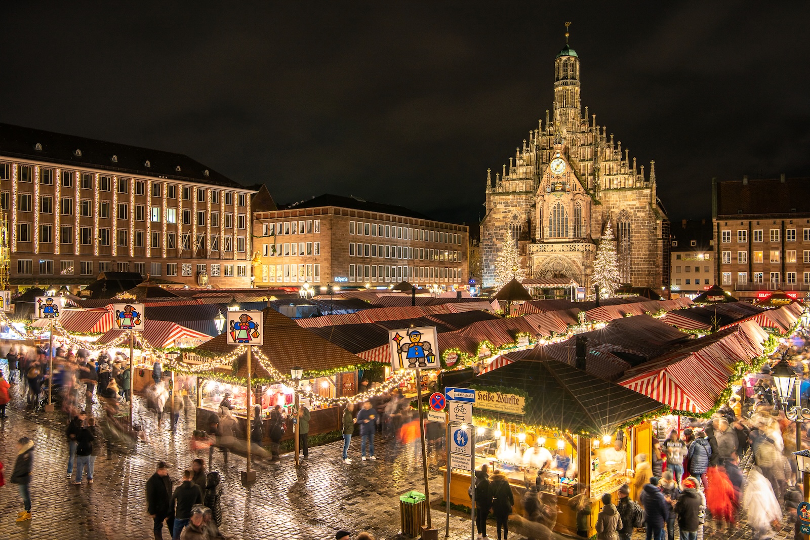nuremburg-christmas-market_genki-pixta_55489244_m.jpeg