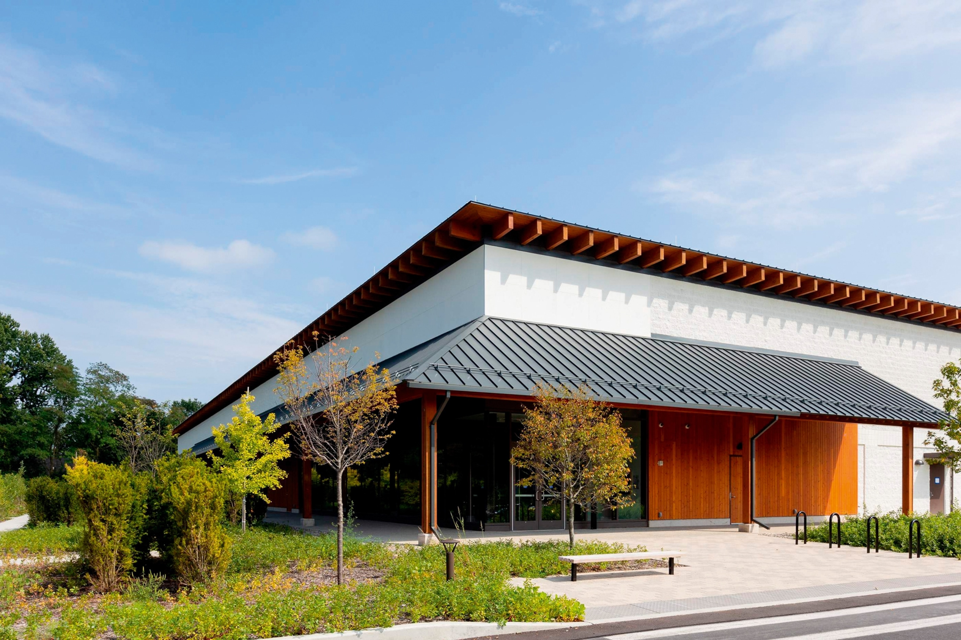 A simple bungalow in the States with Japanese design features, such as exposed beams on the flat roof's underside.