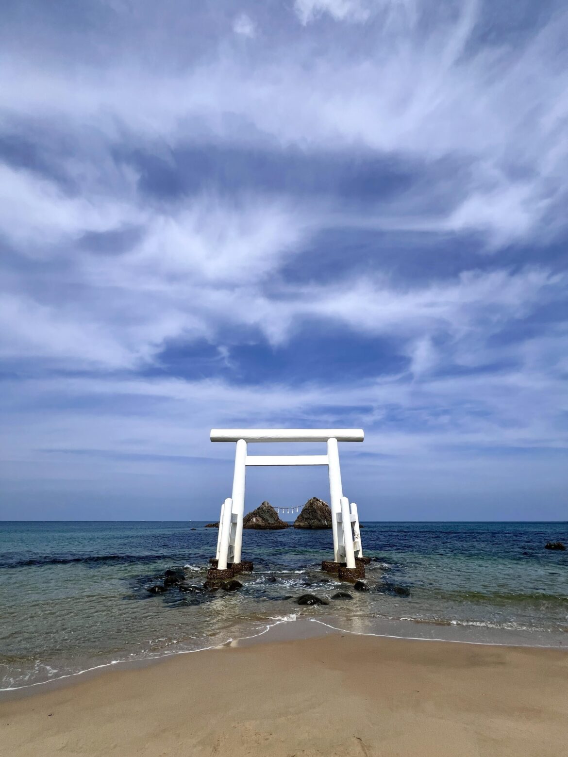 Sakurai Futamigaura's Couple Stones in Itoshima (櫻井二見 浦の夫婦岩，系島市)