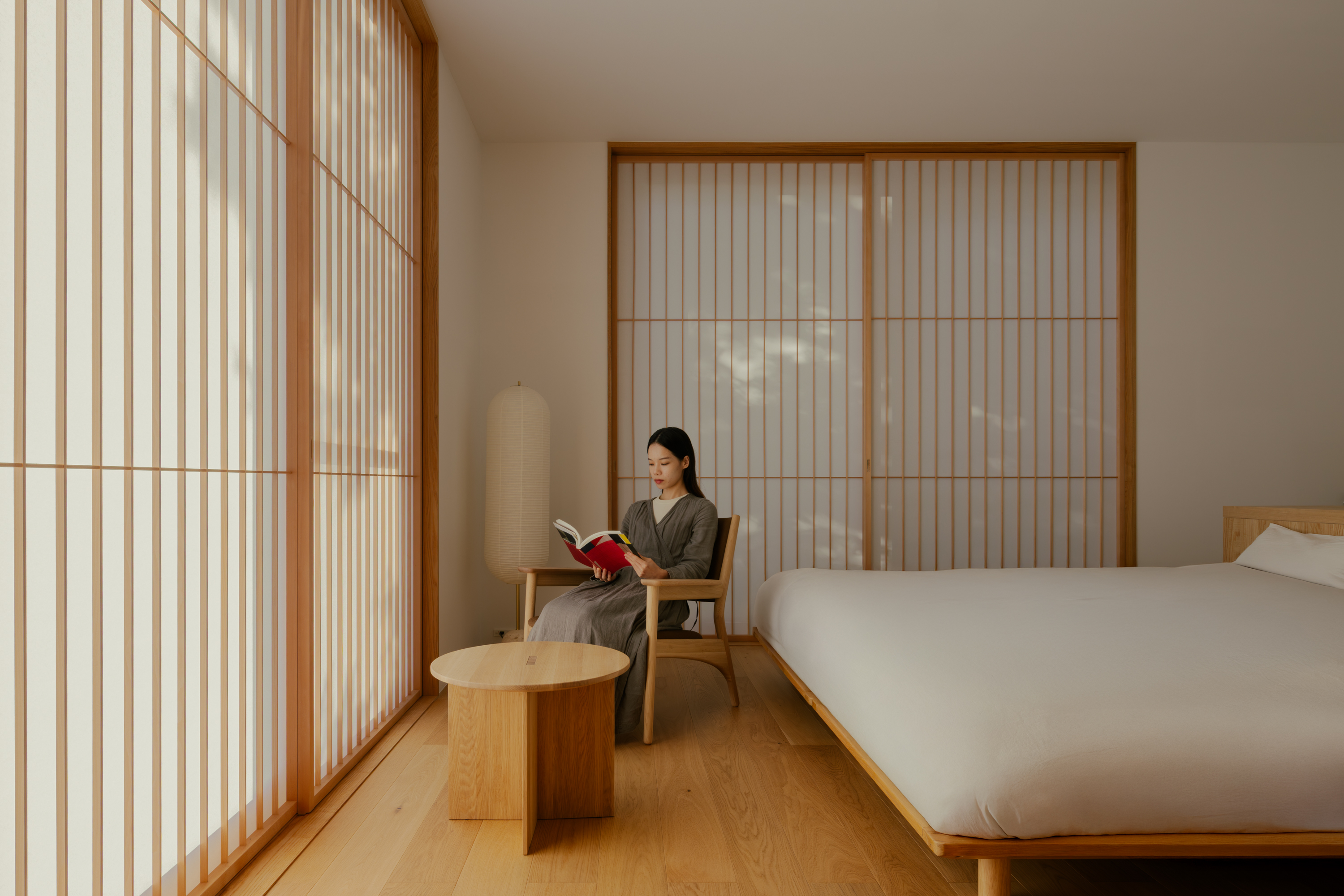 interior of House in Narutaki by kooo architects, a traditional Japanese house remastered for the 21st century with minimalism and earthy tones and natural materials that fit the historic Japanese style