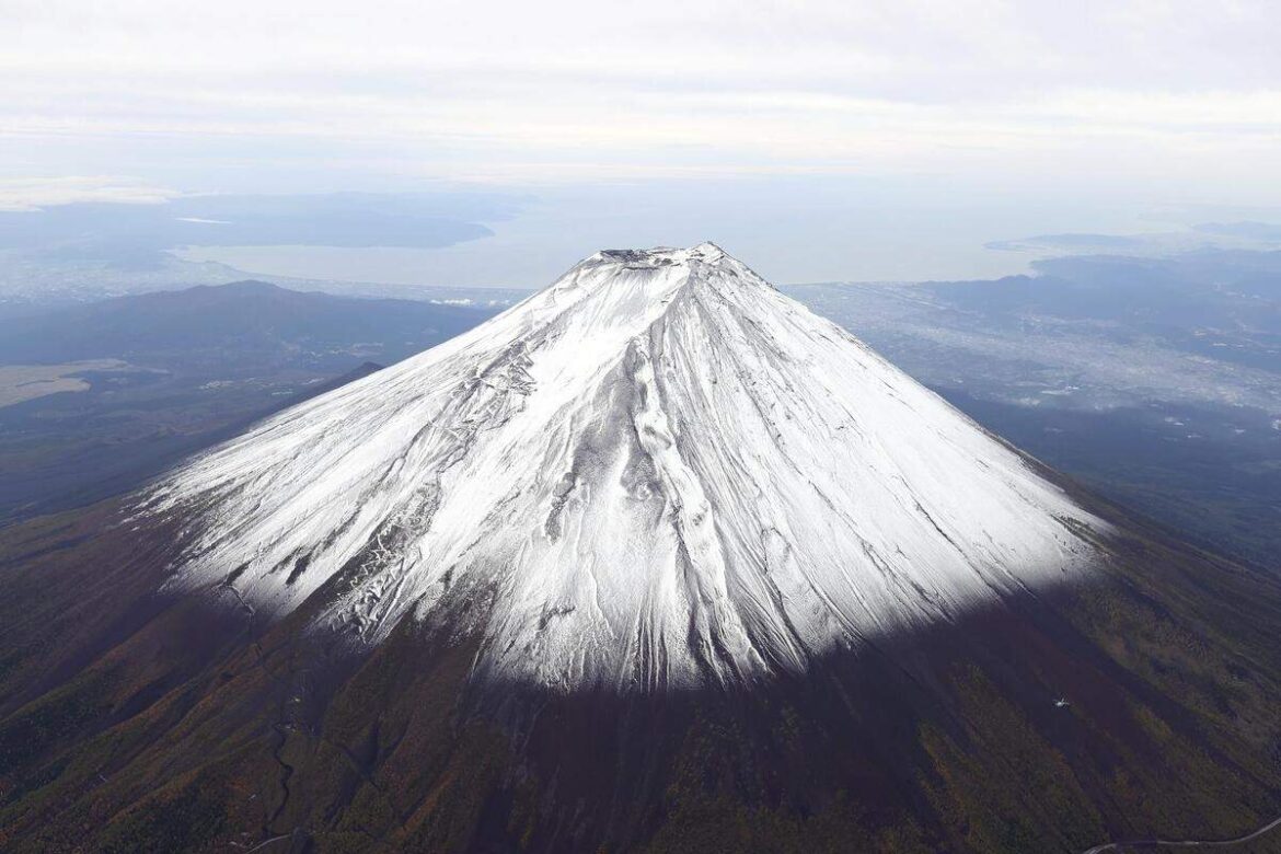 2 Mt. Fuji Hikers Identified as Police Warn People Not to Climb in Winter