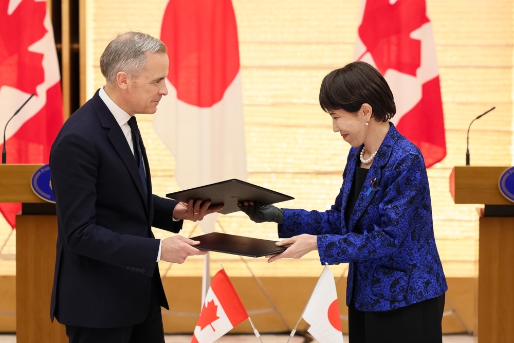The two leaders exchanging a joint statement