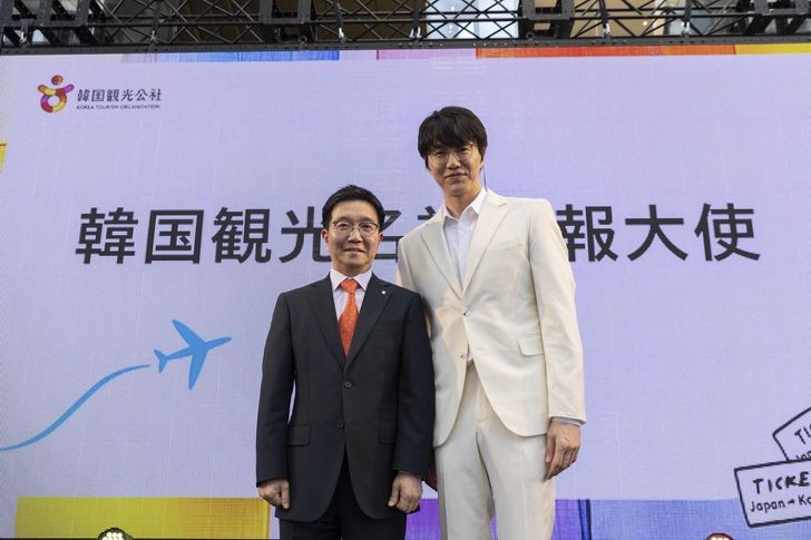 Park Sung-hyeuck, president of the Korea Tourism Organization (KTO), left, poses with singer Sung Si-kyung, who was appointed as an honorary ambassador for Korean tourism during a K-Tourism Roadshow event held at Roppongi Hills Arena in Tokyo, Saturday. Courtesy of KTO