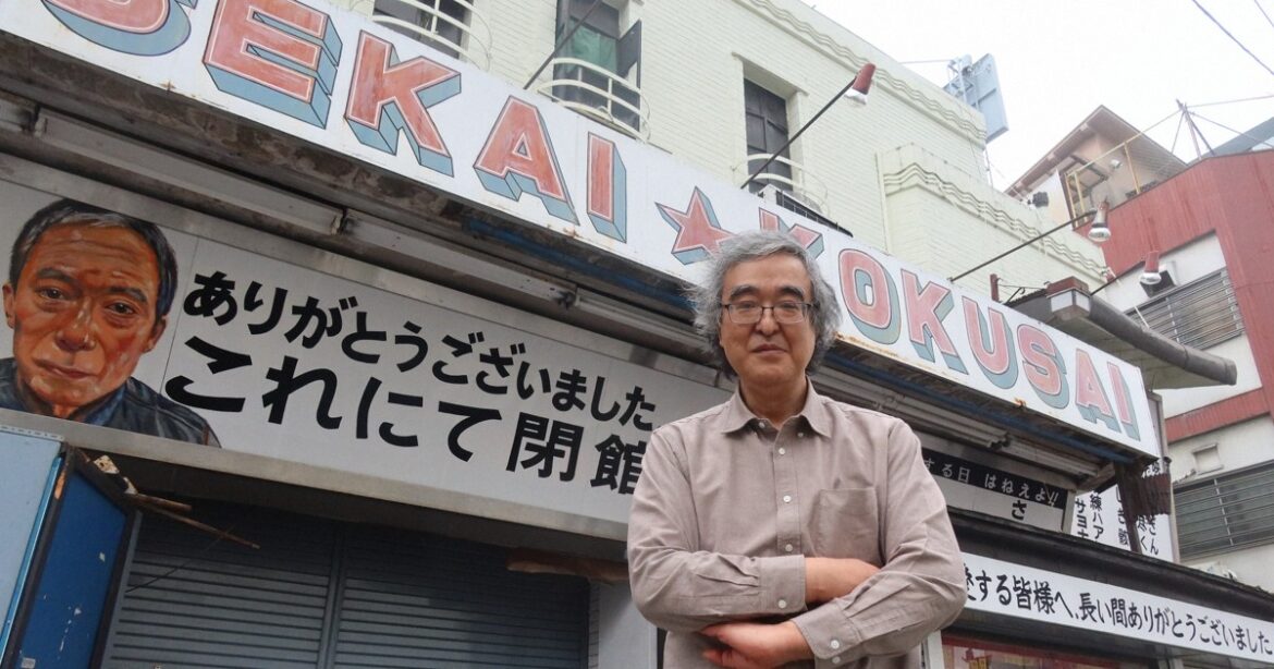 Fans bid farewell as curtain falls on Osaka theater once popular with day laborers