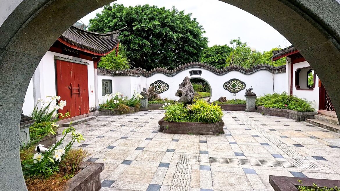 Insel OKINAWA / Japan: Hauptstadt Naha (4K, kommentiert)