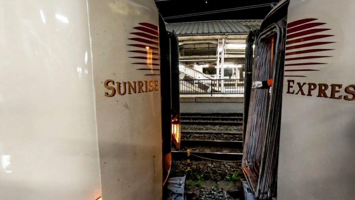 Satisfying Midnight Coupling! Japan's LAST Sleeper Train: Sunrise Express 🚄 | Okayama - Tokyo🇯🇵