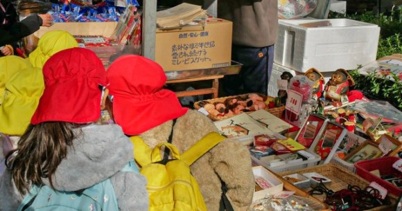 Schoolkids learn life skills through shopping field trips at street markets in Kochi Prefecture Schoolkids learn life skills through shopping field trips at street markets in Kochi Prefecture