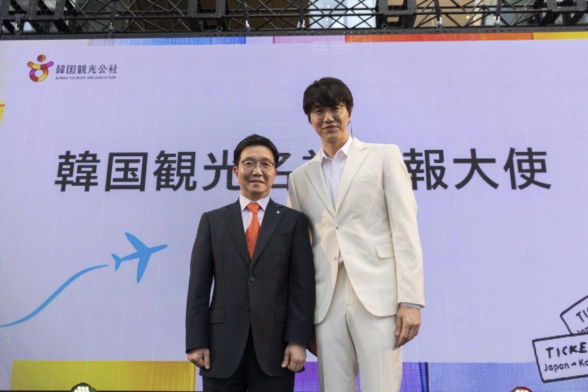 Park Sung-hyeuck, president of the Korea Tourism Organization (KTO), left, poses with singer Sung Si-kyung, who was appointed as an honorary ambassador for Korean tourism during a K-Tourism Roadshow event held at Roppongi Hills Arena in Tokyo, Saturday. Courtesy of KTO