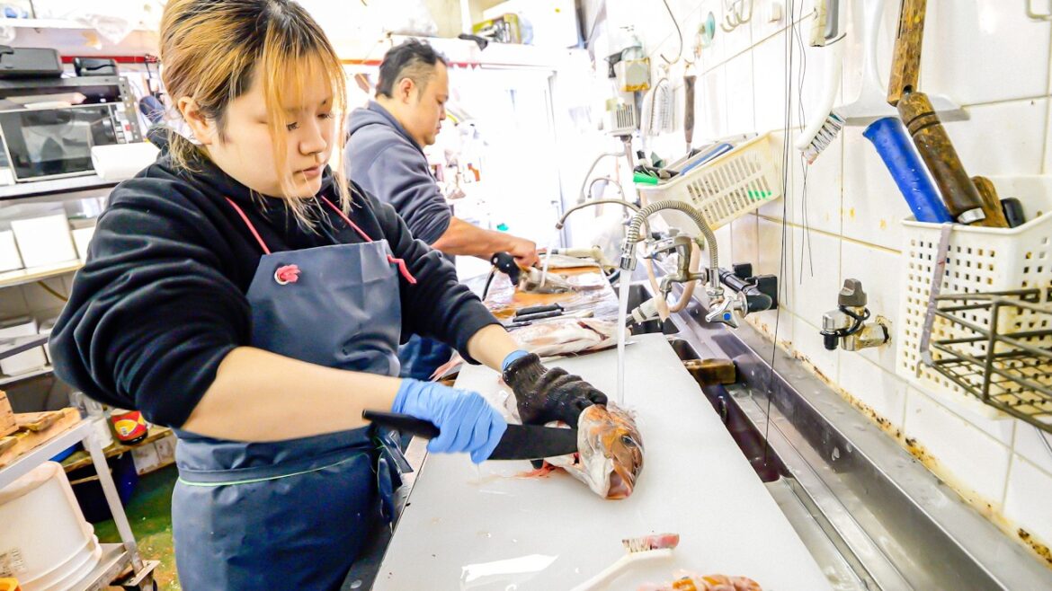九州の最果てに「伝説の魚屋」があった。家族総出で深夜から仕込む、鮮度抜群の魚捌きが圧巻すぎた