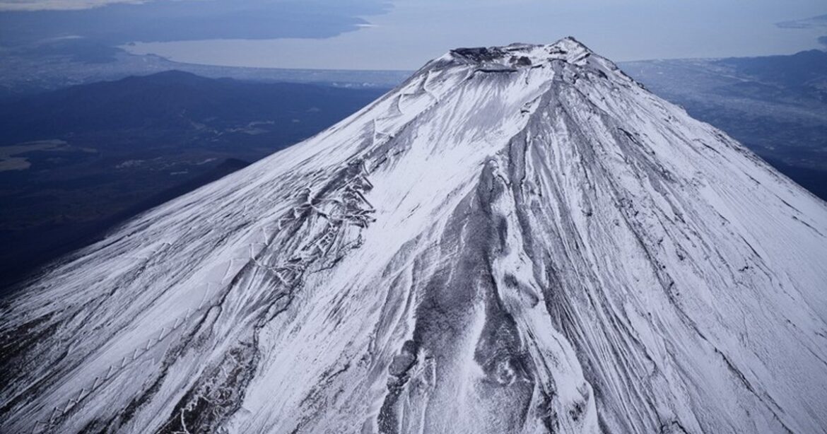 In Photos: Mt. Fuji gets season's 1st snowcap, 3rd latest on record