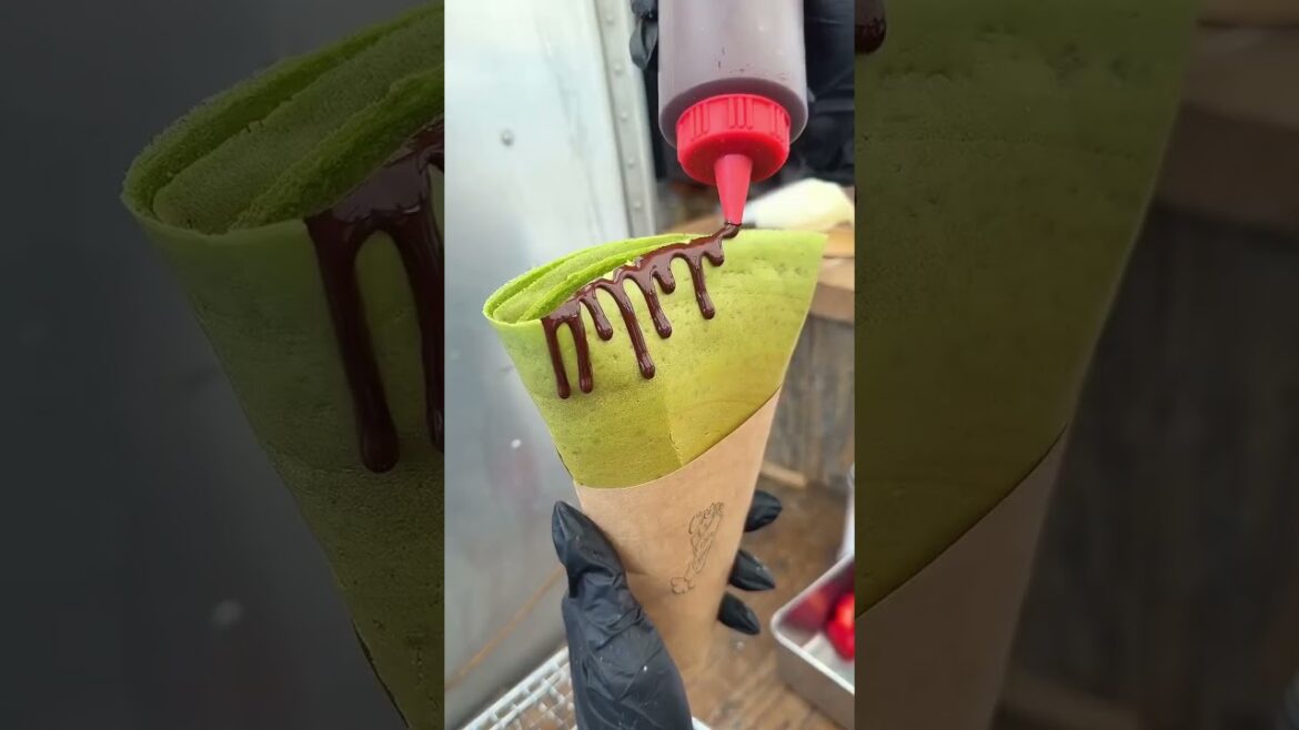 Matcha lovers, this crepe is a dream 🍵 #japan #shorts #japanesefood #japanesestreetfood #matcha