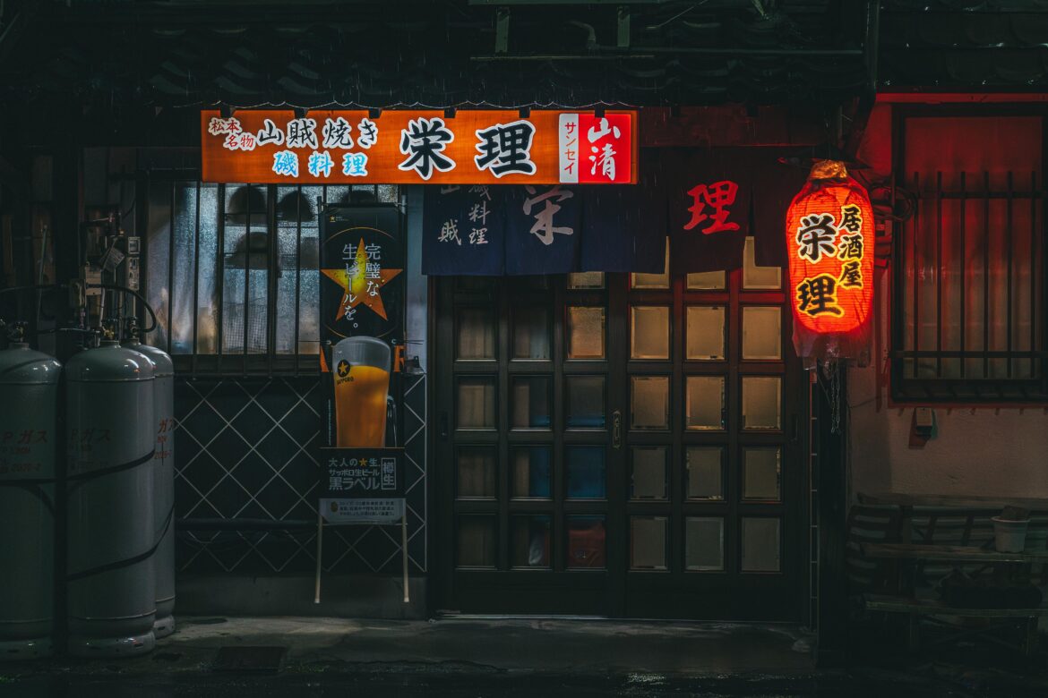 A rainy Tuesday night in Matsumoto — found this izakaya down a back alley, Nagano