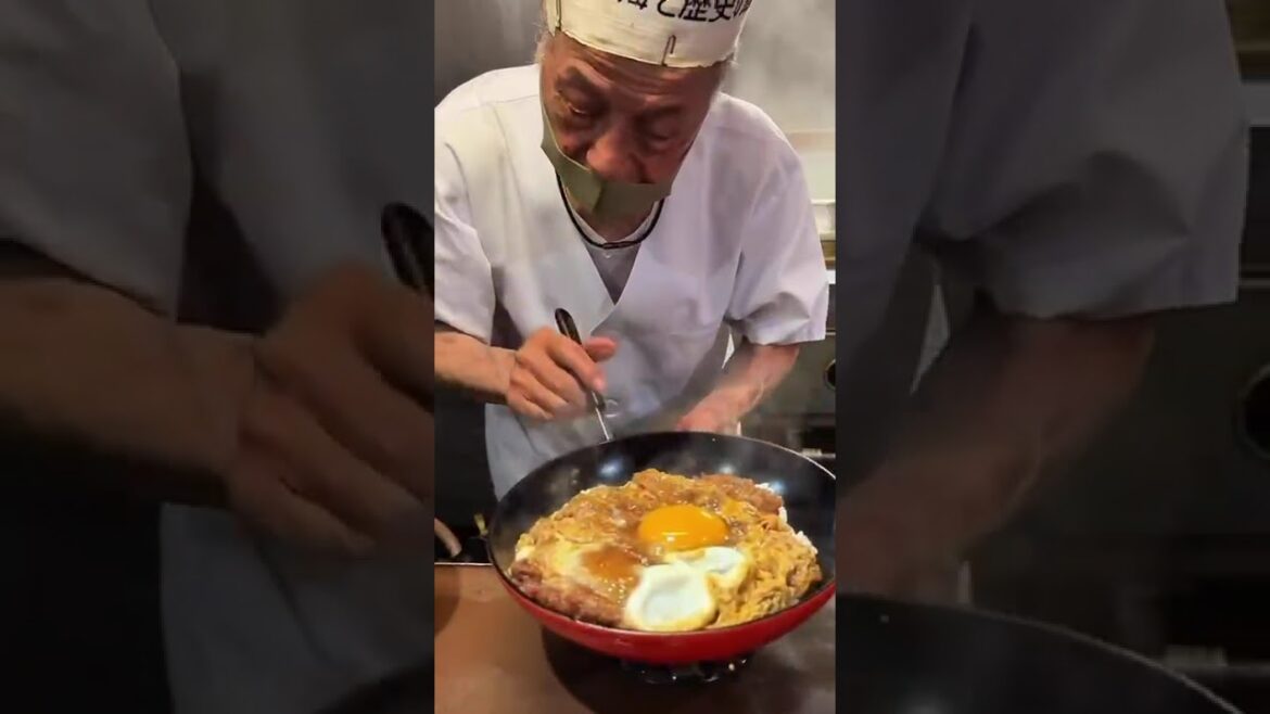 Food you Must try in Fukuoka | Katsudon | Kake Udon | Fukuoka food tour | #japan #japanesefood