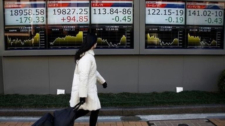 Japanese Stocks Fall as Trump Vows Hormuz Blockade After Failed Iran Talks