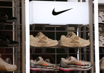 Even Steep Discounts Can't Boost Sales... World’s Top Brand Sees Stock Plunge 17% This Year