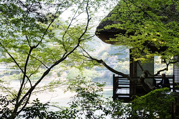 Furo-an is a beautiful pavilion, overlooking the river which flows through Ozu, on the grounds of Garyu Sanso. 