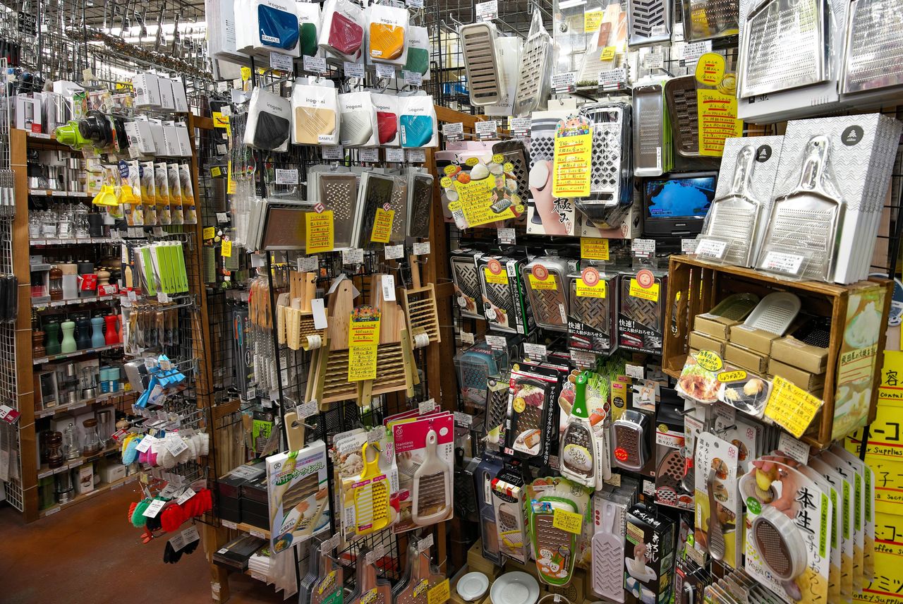 The grater section. Each product has its own yellow sign describing its features. (© Nomura Kazuyuki)