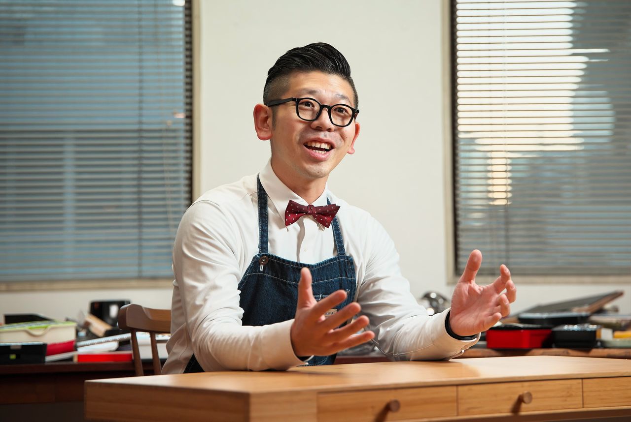 Iida Yūta, speaking at a cookware research session. (© Nomura Kazuyuki)