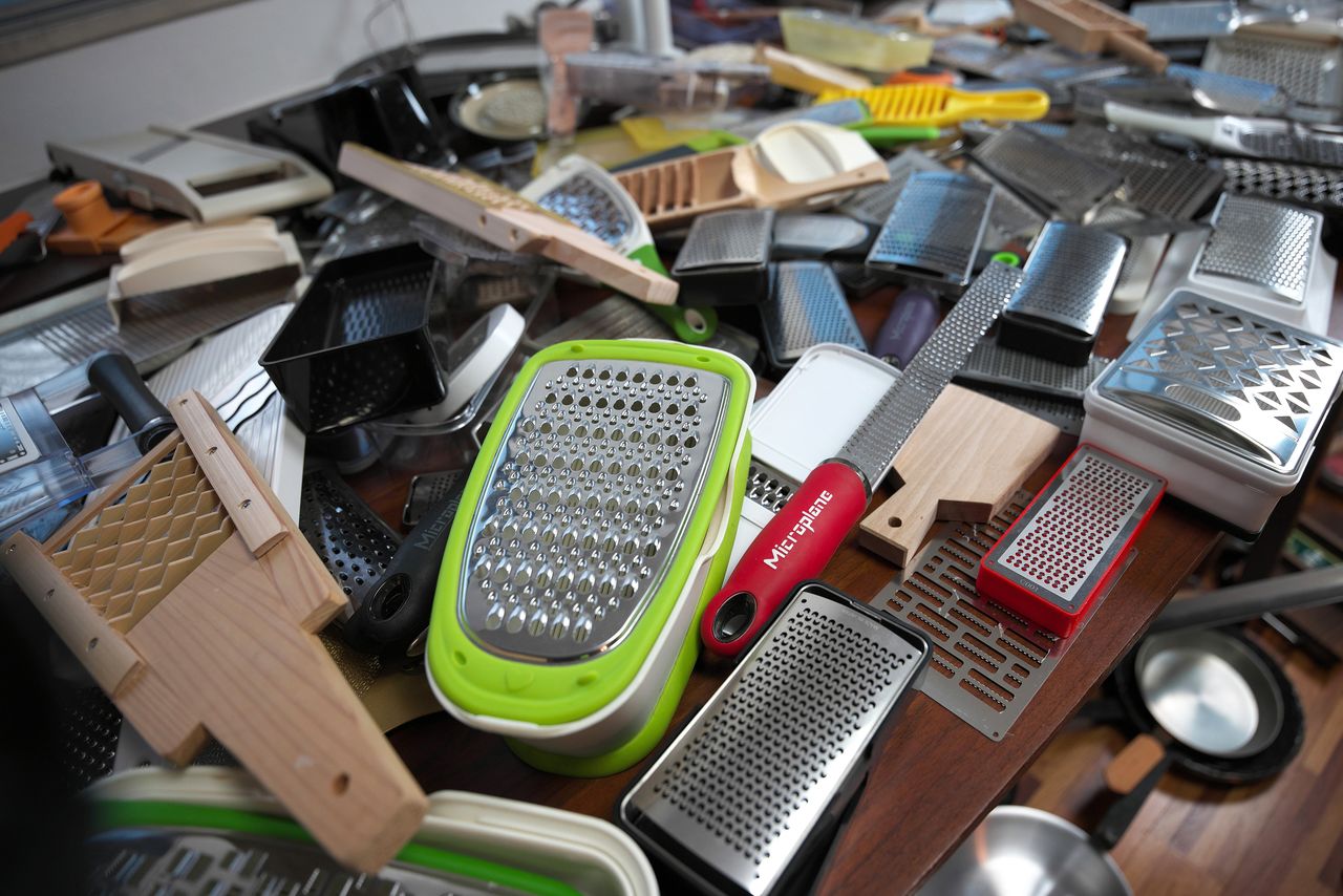 Some of the dozens of graters that Iida ordered for product comparison. (© Nomura Kazuyuki)