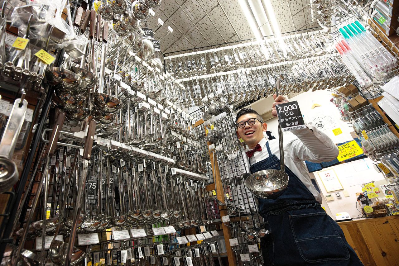 Ladles ranging in size from 1 cc to 2,000 cc are original Iidaya designs. Orders for them stream in from all over the world. (© Nomura Kazuyuki)