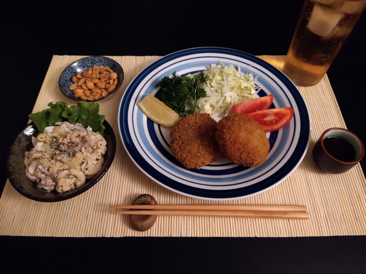 Menchi katsu, macaroni salad